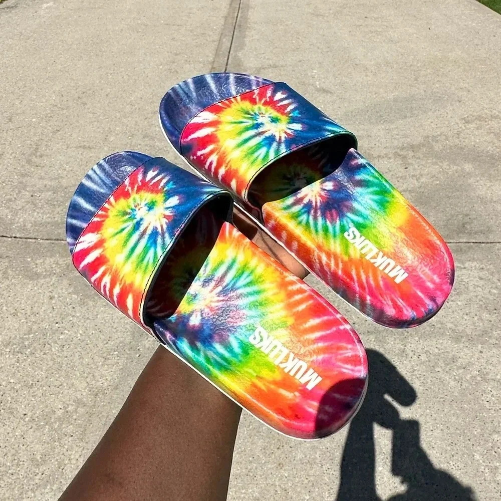Muk Luks Unisex Pool Limbo Slide Rainbow Tie Dye‎
